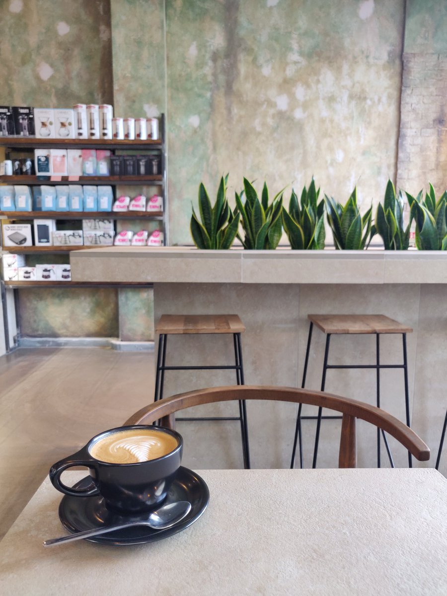 Happy Monday! Guarantee a good start of your day with a nice cup of flat white at <a href="/copperandstraw/">COPPER + STRAW</a> Aston Quay. In the cup: <a href="/BailiesCoffee/">Bailies Coffee Roasters</a> Columbia Washed. #Dublin #LetCoffeeTalk
