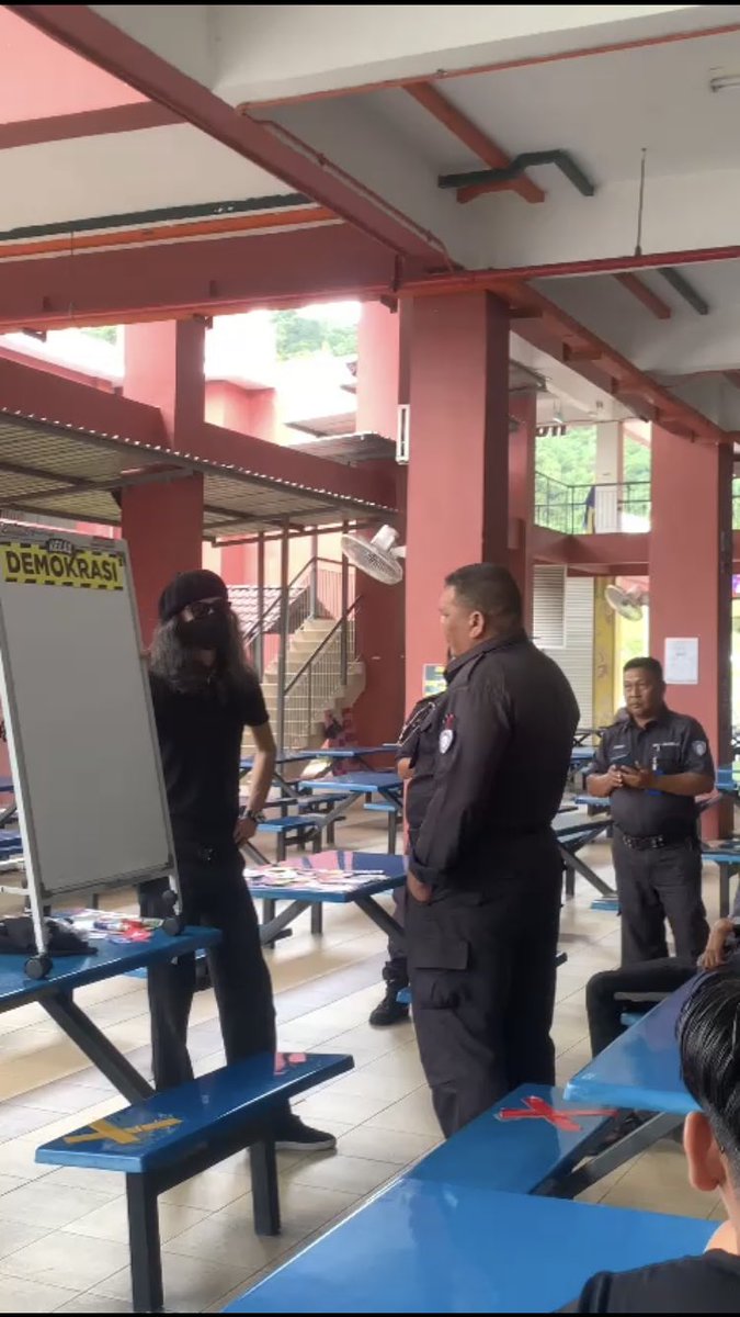 kuasasiswa's tweet image. Universiti awam: Hantar polis bantuan stop #KelasDemokrasi

Universiti swasta: Hantar mahasiswa join #KelasDemokrasi