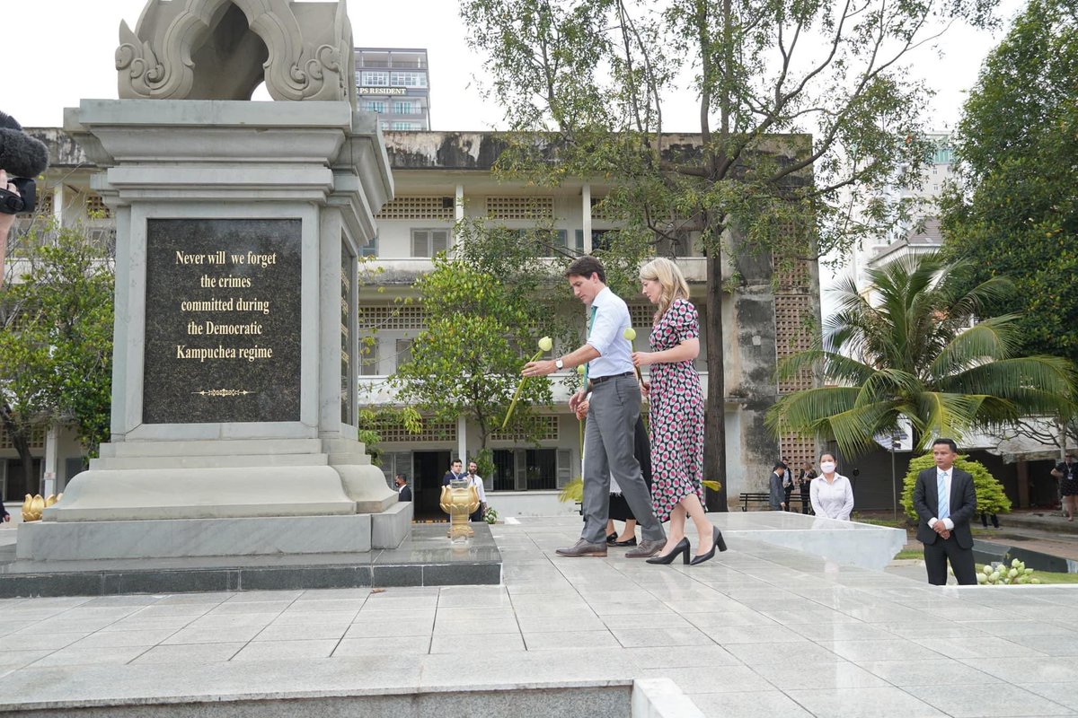 pheaktraneth's tweet photo. #Canada Prime Minister #JustinTrudeau had visited #TuolSleng Genocide Museum, former Security Center of #KhmerRouge Regime between 75-79 on Nov 13, 2022. He said: We must never forget the Cambodian #Genocide, and we must never allow such atrocities to happen again. @KRTribunal https://t.co/6ykApX6WzF