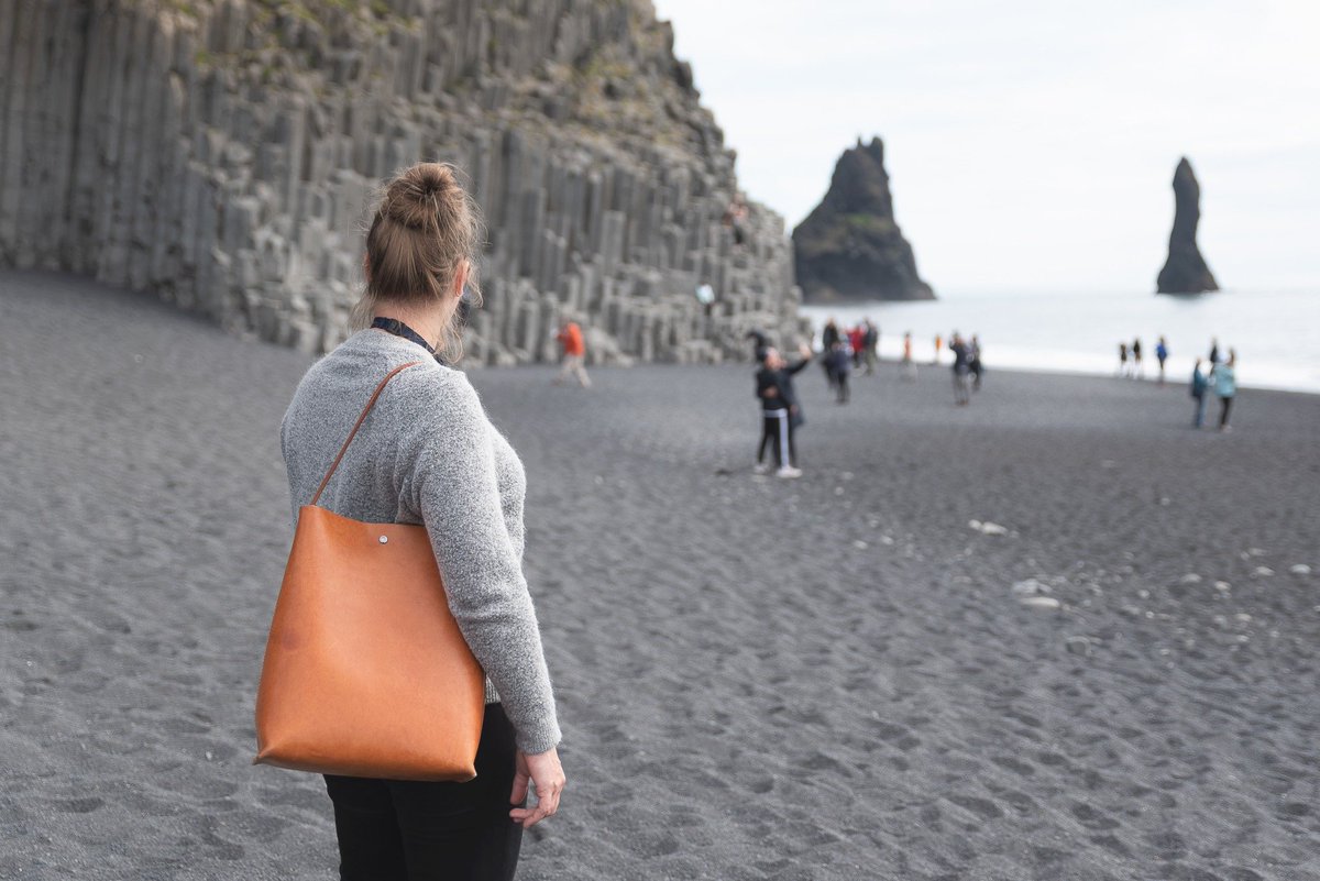 Min egen smukke, velpatinerede Anne-taske, som jeg bruger dagligt. Her er den i Island, ved Hálsanefshellir og Black Sand Beach. Sandet er sort fordi det er små bitte lavasten. 🌋 Jeg har lidt af sandet med til Aarhus Julemarked 19.-20. november fra kl. 11-17. Håber vi ses ✨