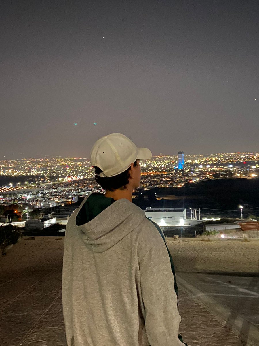 villegas_sof's tweet photo. Una sesión de fotos con tu viejo tipo Kevin Kaarl te reinicia la vida <33 https://t.co/OumeerWzqO