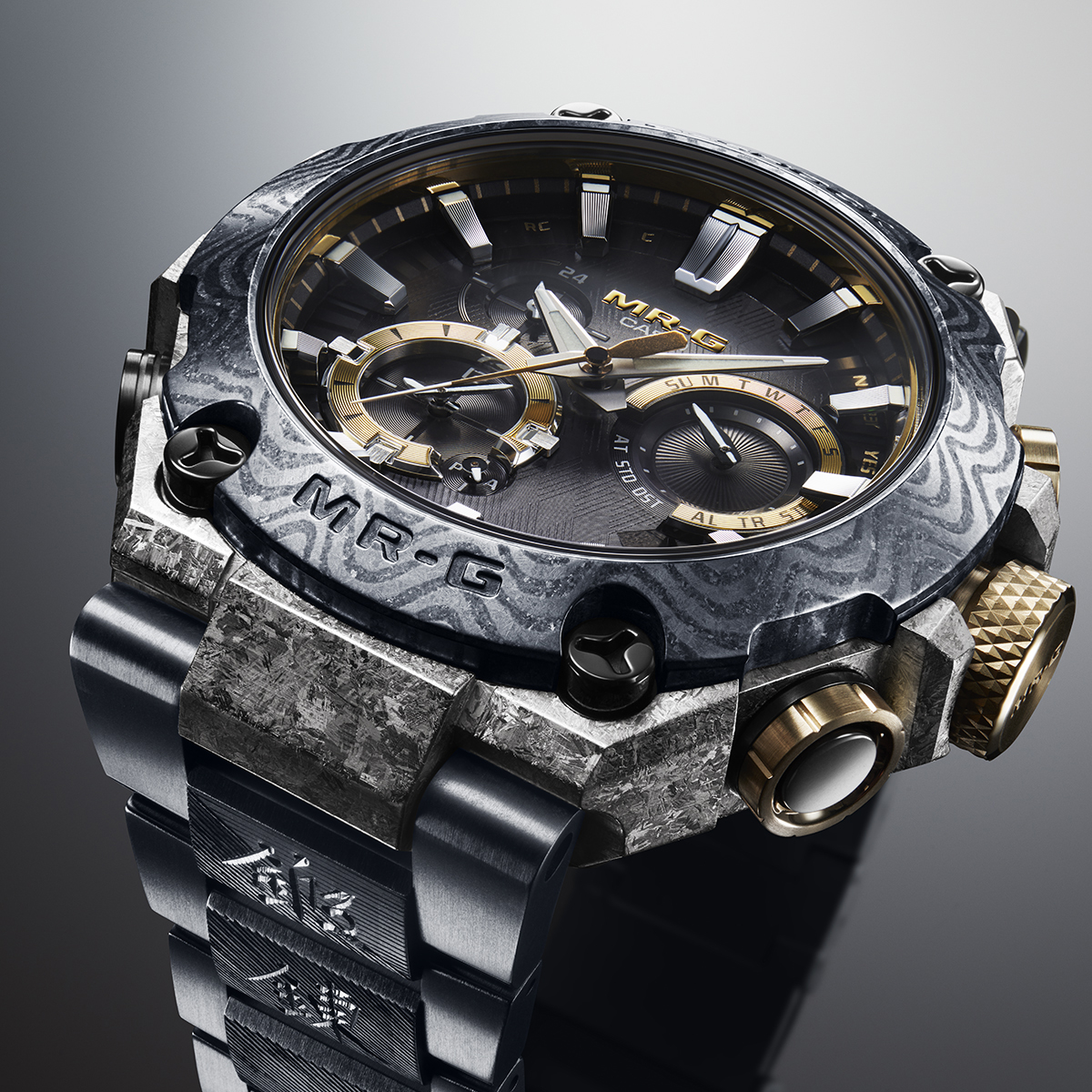 【NEW PRODUCT】
G-SHOCKの最上級ライン「MR-G」から、日本を代表する刀鍛冶の名門  #月山 とコラボレートした40周年限定モデルが登場。随所に日本が誇る伝統技法と先進技術を駆使し、名刀の存在感を纏った特別仕様のMR-Gです。

MRG-B2000GA-1AJR

#gshock40th