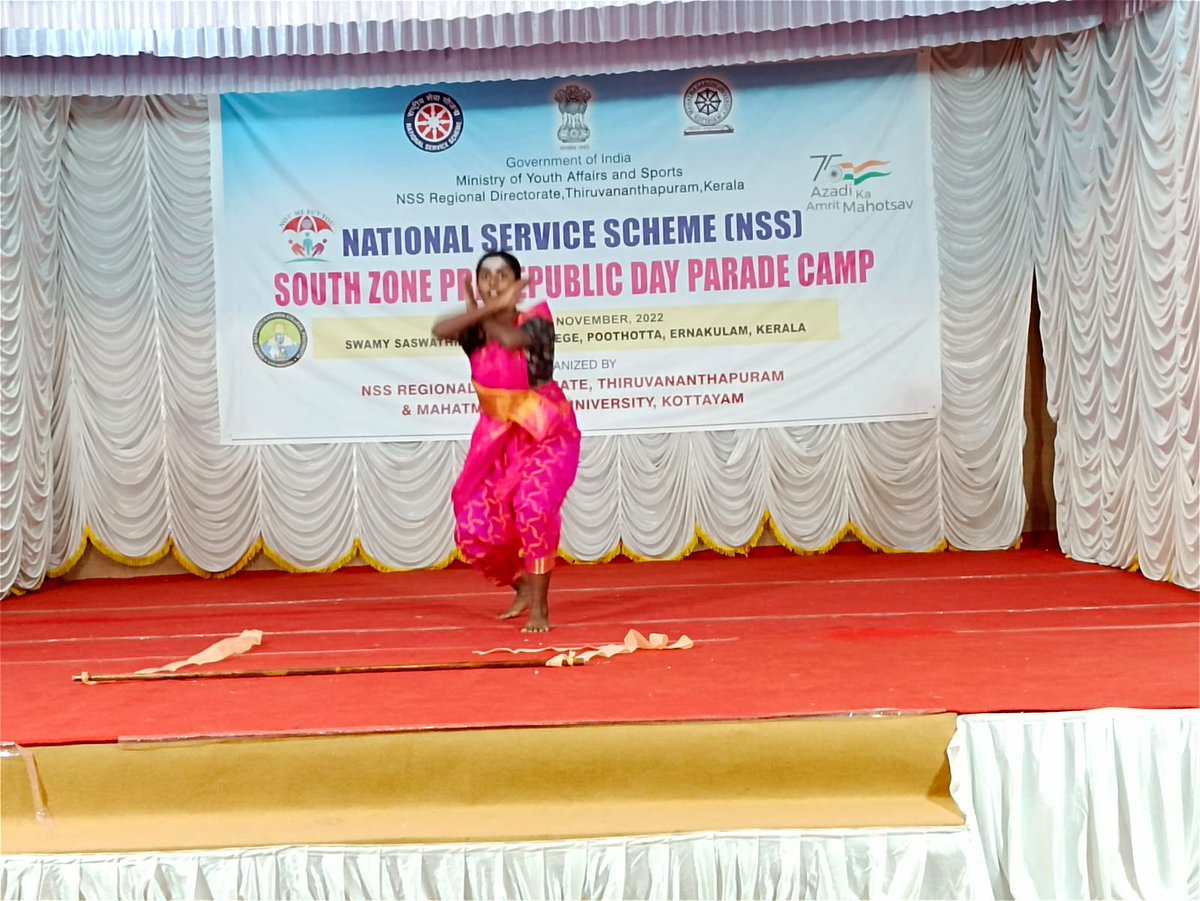 NSSChennai's tweet photo. NSS volunteers from Tamil Nadu and Puducherry attending South Zone Pre-Rd Parade camp in Kerala showcasing their cultural talents
#prerdparade #prerdparadecamp
@YASMinistry @ianuragthakur @_NSSIndia @PMOIndia @pankajsinghips @NisithPramanik @pibchennai @pibyas @CMOTamilnadu https://t.co/9KvDOkLgll