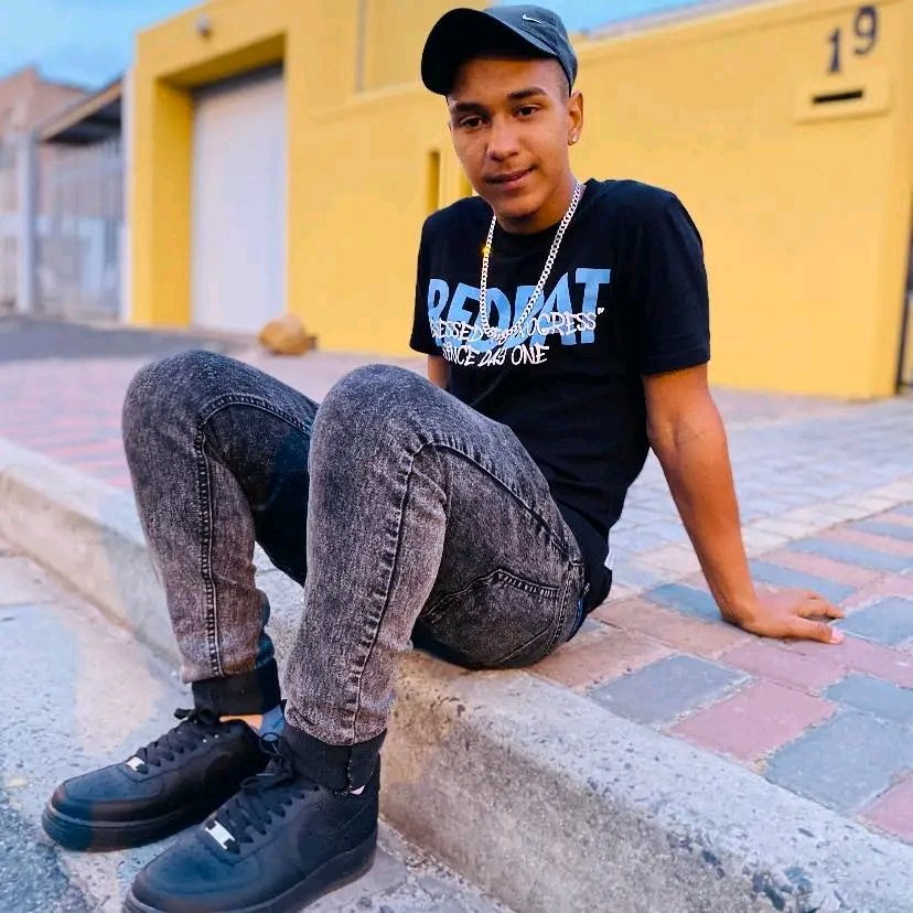 Discreet Bottom tweet media