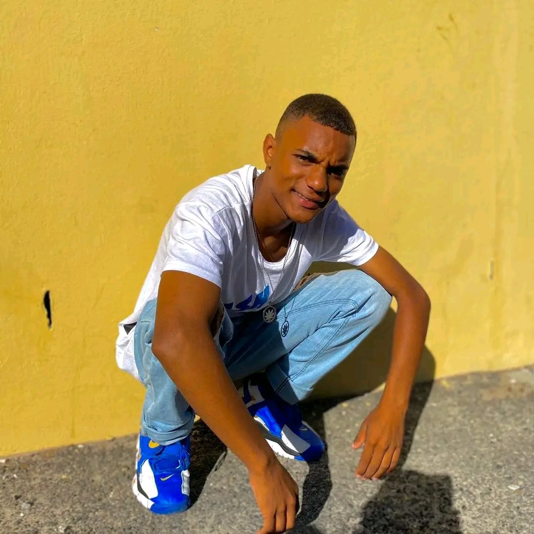 Discreet Bottom tweet media