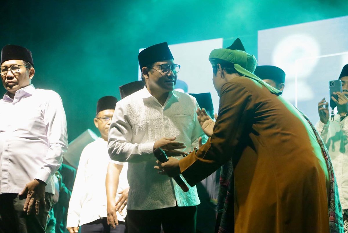 Ketua Umum DPP PKB Gus Muhaimin <a href="/cakimiNOW/">A Muhaimin Iskandar</a> hadiri Maulid Akbar dan shalawat bersama Majelis Jaljalut dan ribuan generasi milenial di lapangan Tugu Ngalonsor Trenggalek, 13 November 2022. 

#gusmuhaimin #muhaiminiskandar #maulidnabimuhammadsaw #PKB