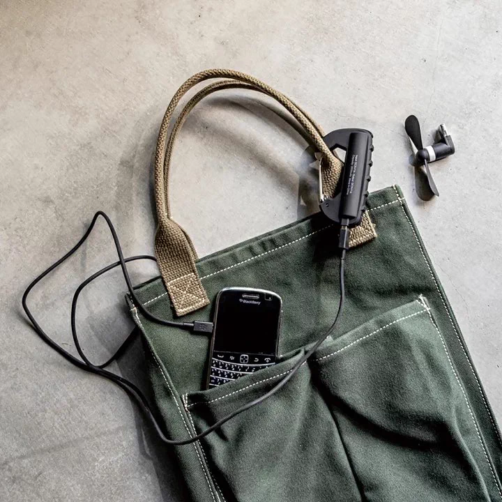 なにこれ良すぎる。とてつもなく便利かも。「 カラビナ型のモバイルバッテリー」