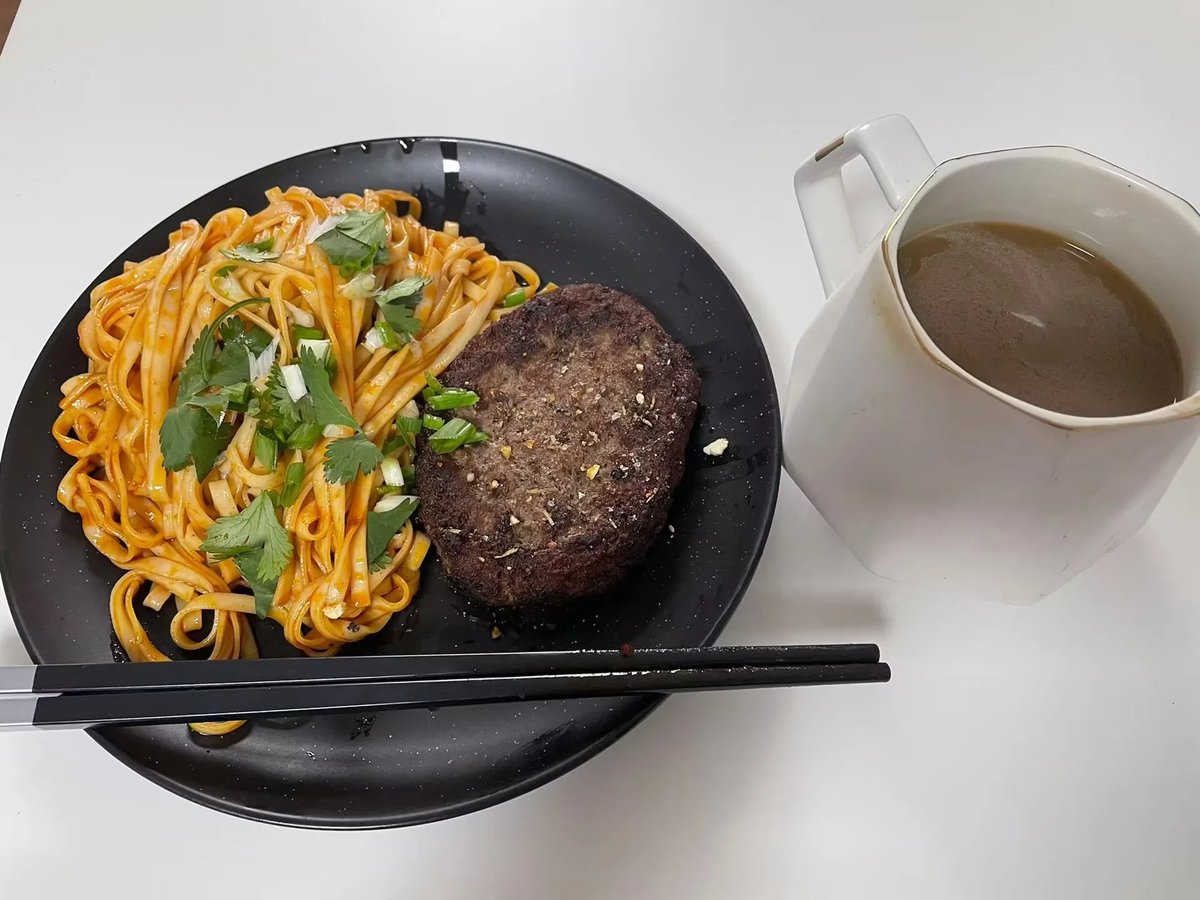 zhang_octopus's tweet image. 第一次煎汉堡肉，火候过猛差点碳化。同时重新定义了西北牛肉面，唯一保留的西北特征是「小葱香菜」