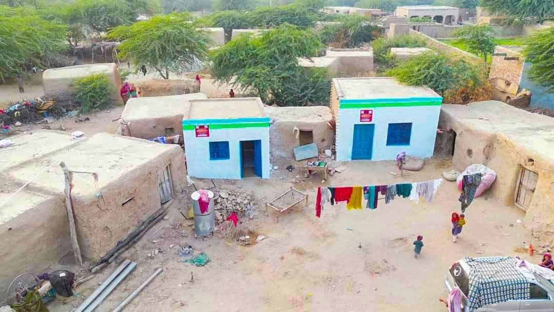 AlkhidmatO's tweet photo. الخدمت فاؤنڈیشن پاکستان میں سیلاب سے متاثرہ علاقوں میں تعمیر وطن پروگرام کے تحت متاثرین کی بحالی کا کام جاری رکھے ہوئے ہے اس سلسلے میں ڈیرہ غازی خان بستی گدوآنی اور بستی وڈانی میں سیلاب سے متاثرہ خاندانوں کو پہلے مرحلہ میں 115 مکانات تعمیر کرکے حوالے کر دیے گئے ہیں https://t.co/F7UsxefxTq