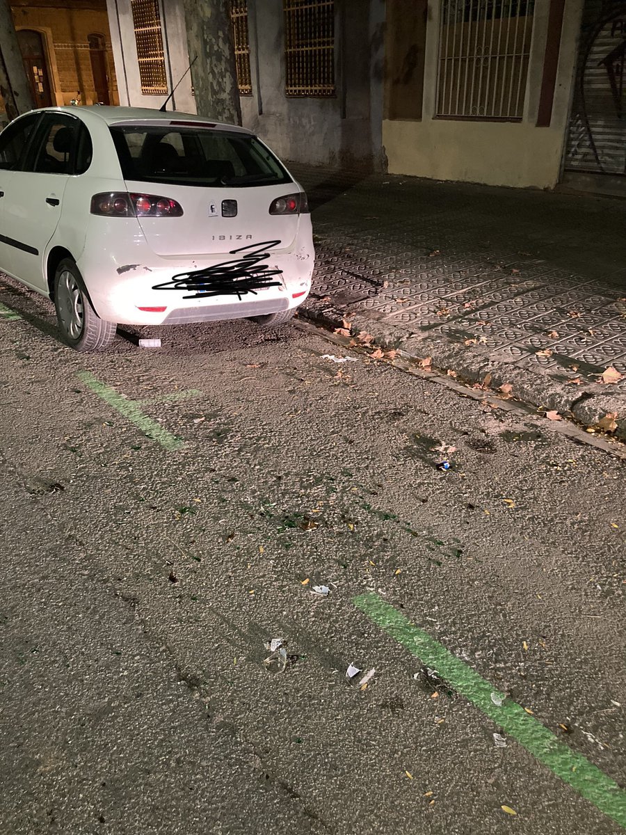 Aquest matí m’he trobat el meu cotxe així, aparcat a Pamplona 79. El vaig aparcar a les 20h ahir. Com cada nit, hi ha hagut jarana. No he pogut fer el que havia de fer aquest matí, i em tocarà pagar les conseqüències sense ser culpa meva. Què fem <a href="/bcn_ajuntament/">Ajuntament de Barcelona</a>  <a href="/SOS_PereIV/">SOS Triángulo Golfo</a>