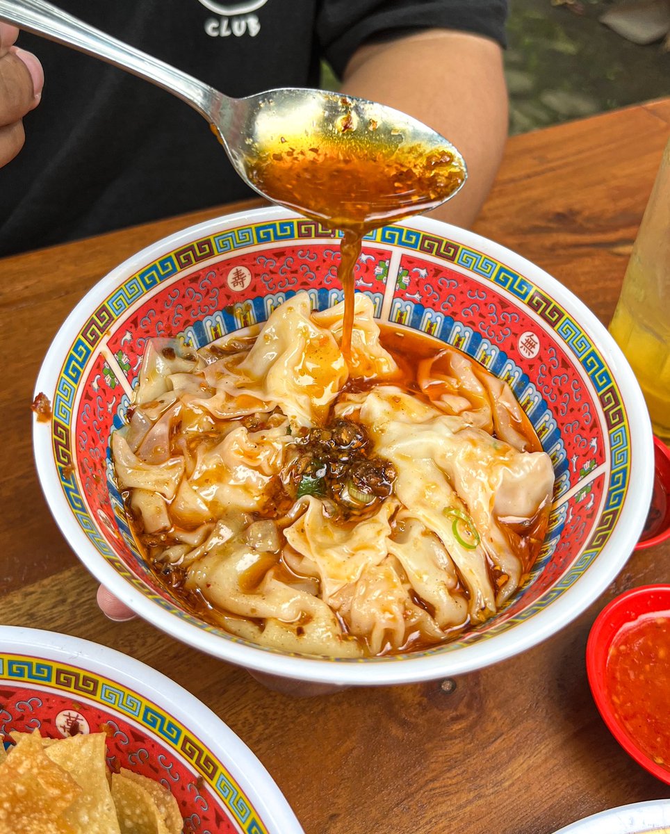 Akhirnya kesampaian kesini juga, perMiean duniawi di daerah Kledokan yang cukup ramai. Yamien 69, ini bs jadi andalan buat makan siang, nyore atau makan malam! 
Mie dicampur sm homemade chili oilnya, pake topping ayam cincang sm aym charsiu.
Tipikal mie pipih, tanpa kuah.
Cobain!