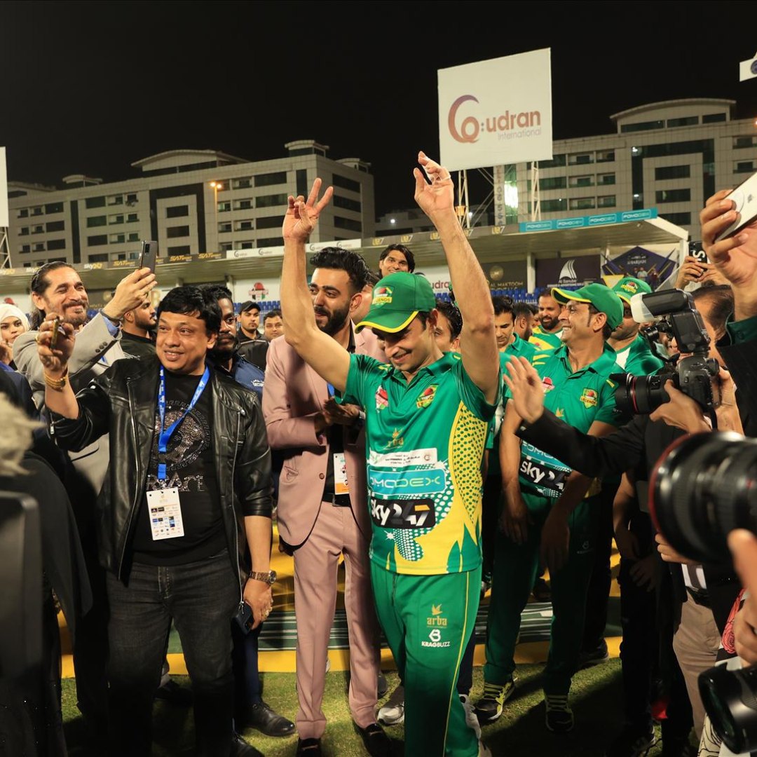 friendshipcupae's tweet photo. #LegendsLiveForever
It's a throwback from last season, where #PakistanLegends were crowned as the winners of #LegendsFriendshipCup UAE - Season 1.
What a game they had put forward! We are absolutely honoured to have hosted such a prestigious event on board.
#FriendshipCup https://t.co/3h0PCj6ICj