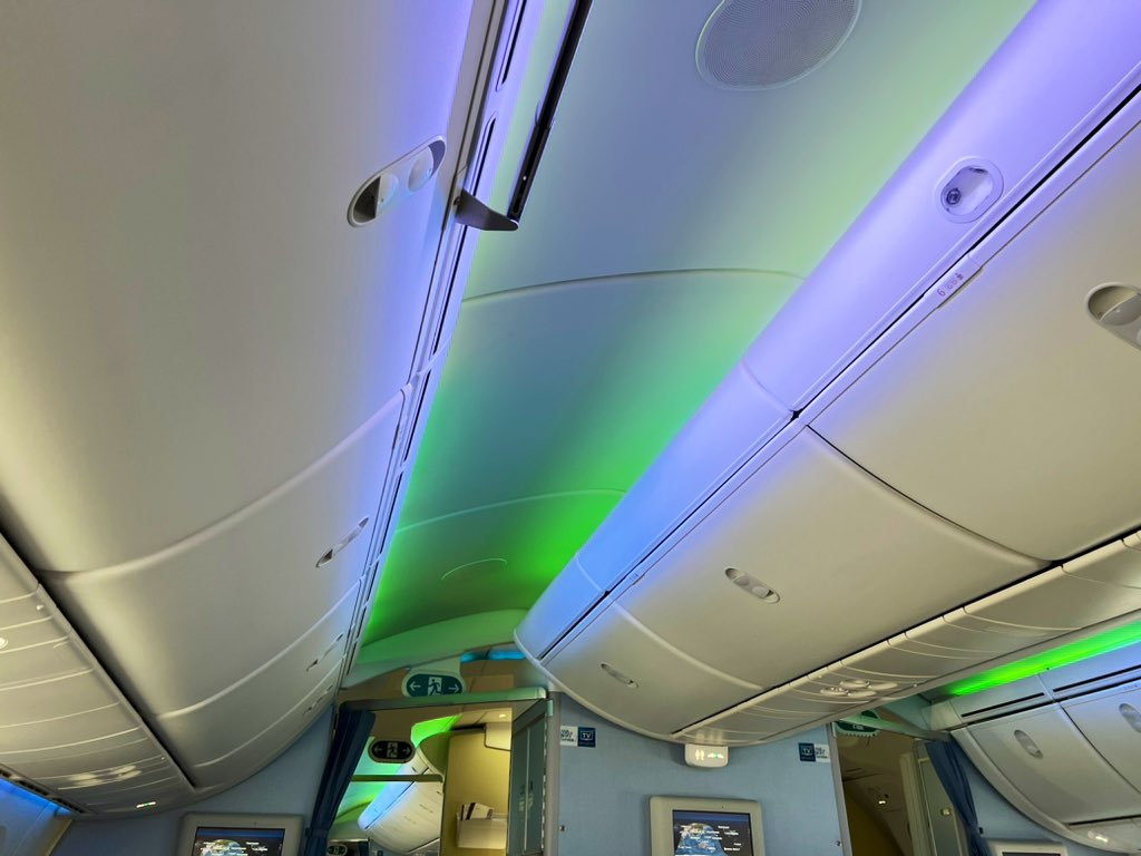N787US's tweet photo. #ANAGreenJet
国内線初便無事福岡到着しました。
機内の照明はグリーンジェット仕様になっておりました。
#ANA #NH253 #HND #FUK #羽田 #福岡 #B787 https://t.co/KvPoFyTGr5