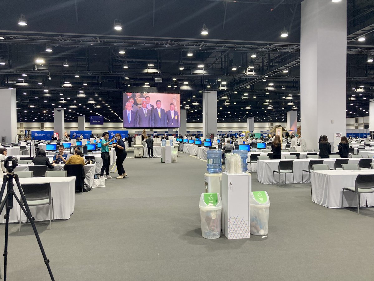 Checking out the media center for the upcoming APEC summit in Bangkok with <a href="/LarsNicolaysen/">Lars Nicolaysen</a> #dpareporter <a href="/dpa/">dpa</a>