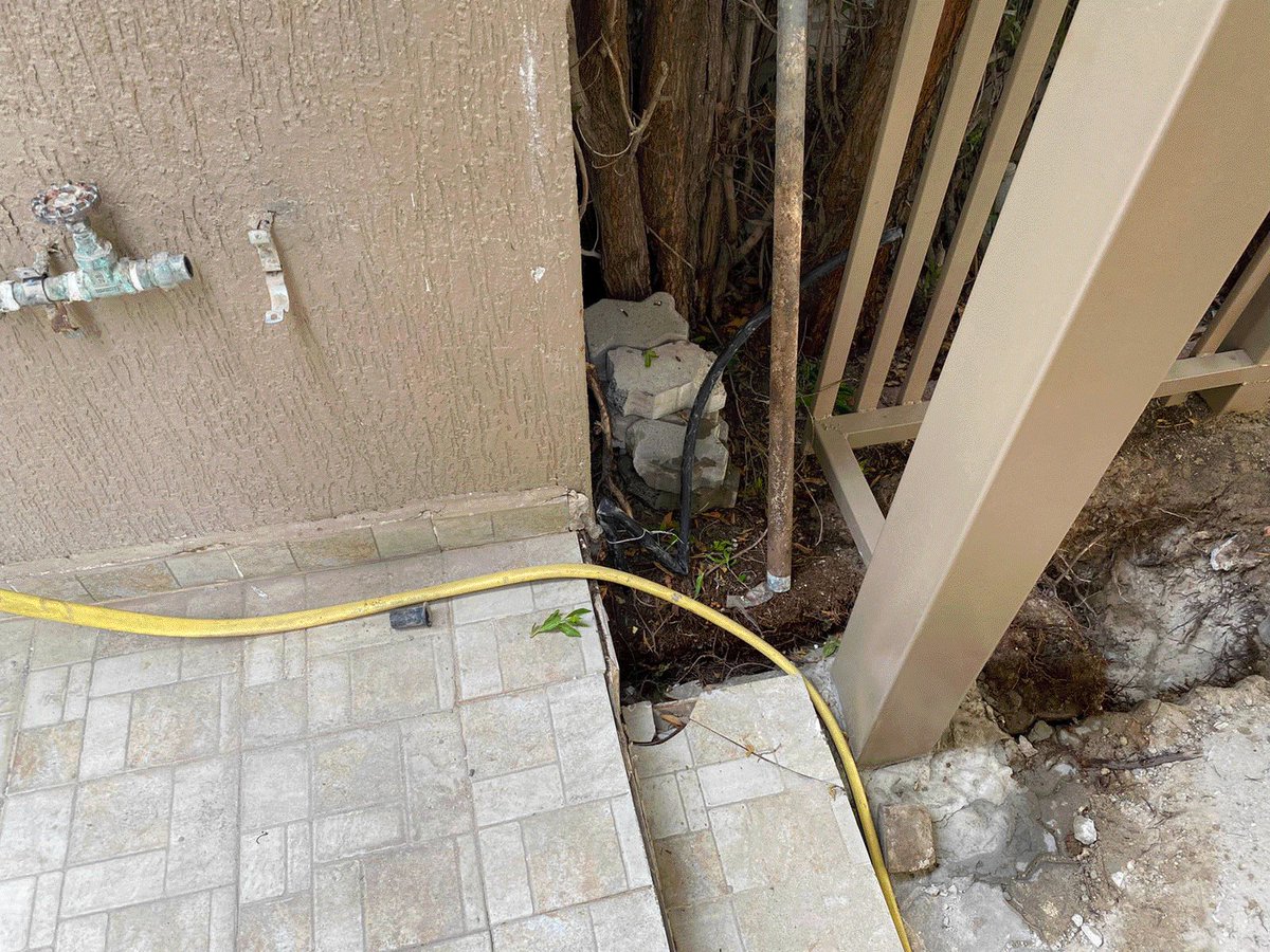 #مقترحات_لرئيس_الوزراء 
<a href="/KuwaitiCM/">مجلس الوزراء الكويتي</a> 
أسلوب البلطجة ونظام العصابات الذي تتبعه #وزارة_الكهرباء_والماء بقطع المياه عن المواطنين هو طريق لا يجوز للسلطة سلوكه، فالدولة لديها الوسائل القانونية لإقتضاء حقوقها من المواطنين خصماً من رواتبهم أو معاشاتهم أو حتى الحجز على ممتلكاتهم.
<a href="/mew_kwt/">وزارة الكهرباء والماء والطاقة المتجددة 🇰🇼</a>