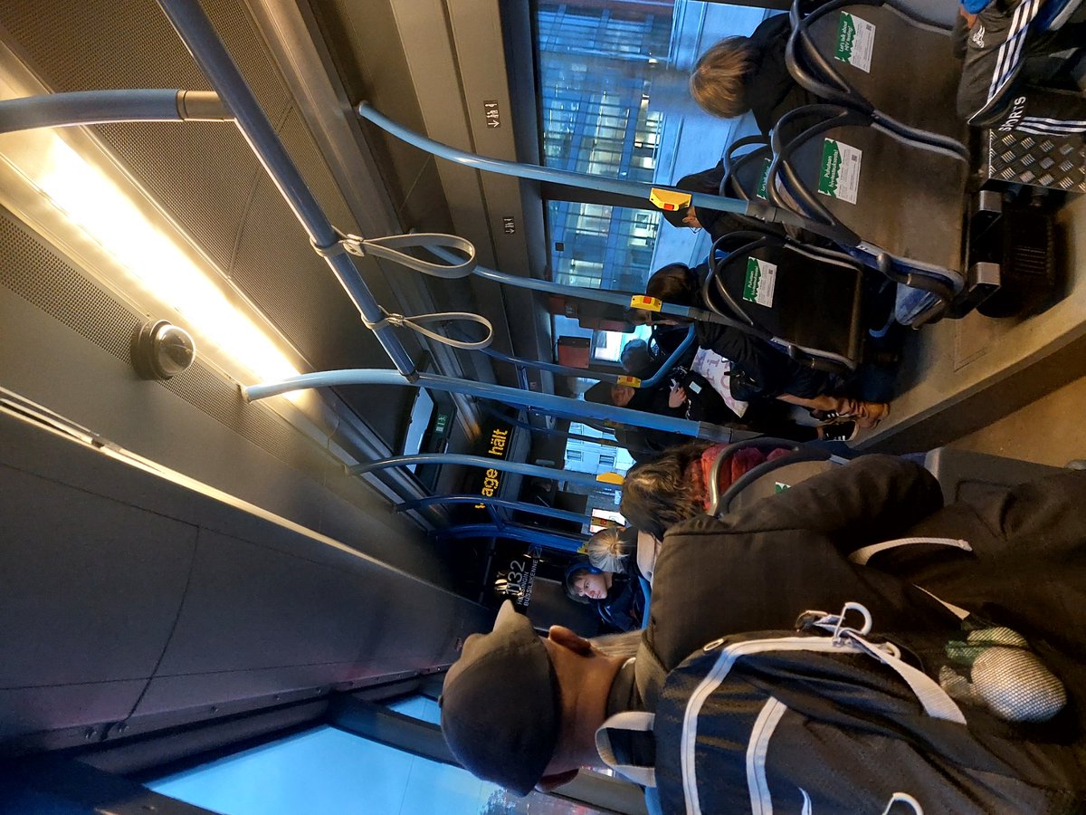 Wäre mir fast nichr aufgefallen, aber irgendwie  ist "Wagen hält" doch nicht so ganz schwedisch geschweige den finnisch. Hat da Helsinki ein paar Busse aus Deutschland eingekauft.....