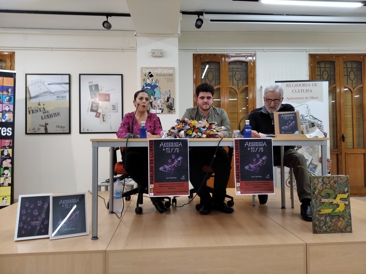labibliomuro's tweet photo. El divendres, la Biblio va vibrar amb la poesia i els versos de la mà de Joan Sánchez i el seu primer poemari "Arqueología del tú y yo". Presentació que ens va arribar a l'ànima i que va omplir la sala de conferències. Tot un èxit! https://t.co/Yu5V3kVWIF