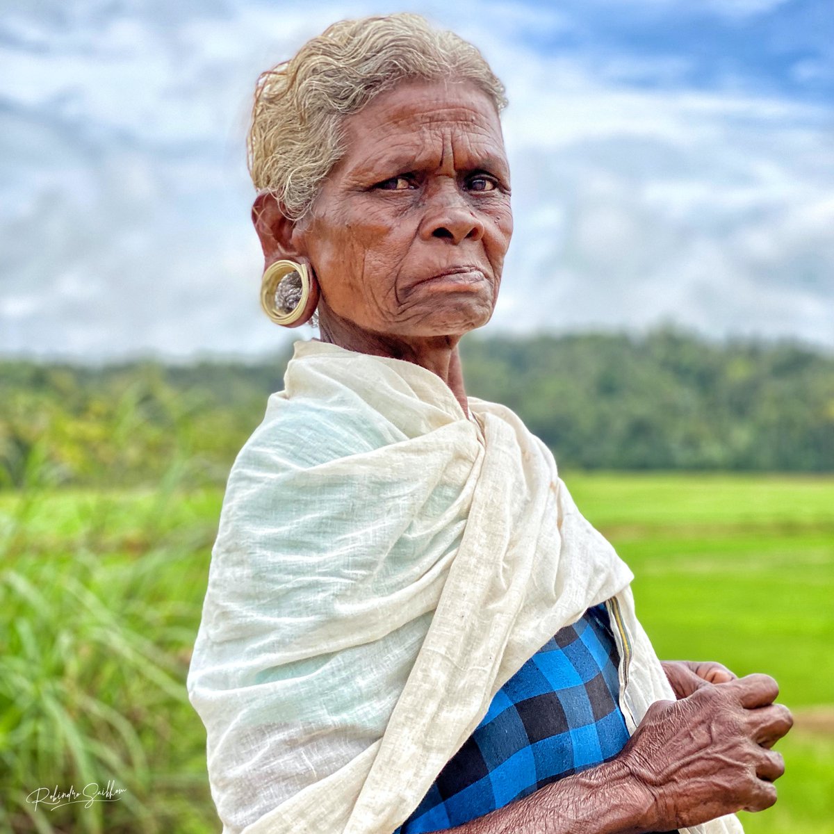 A #Paniya woman wearing a traditional oolay #earring. 
📍Sultan Bathery, #Wayanad

©️📸
#travel #travelinspiration #kerala #iphoneography #tribesofindia #adivasi #travellife #photooftheday #ethnicpeople #portraitoftheday #culture #endlessfaces #crafts #Peoples
@KeralaTourism