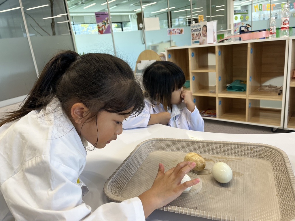 versoschool's tweet photo. Our EY4-5 learners did a fun experiment on oral hygiene. They dropped boiled eggs into cola, vinegar&water&investigated what effects these had on the eggs. This is just another egg-cellent activity to encourage our learners to adopt healthy habits.
#versoschool #versoLL https://t.co/71DPH4zwKJ
