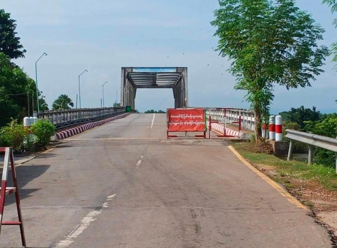 1/4 Since worsening clashes, the army and police have been conducting strict inspections at the Chang Hla Kwa Rion Bridge, located in Kyaikmayaw Township, Mon State. Residents and travelers reported that they had been ordered to leave their vehicles and their bodies are checked.