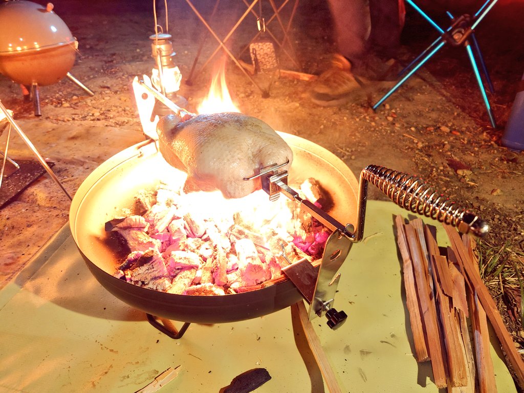 「うぉぉぉぉ!!これがやりたかったんじゃーー!!!クルクル回して肉塊を焼く!これぞ」|土平ゆの@ガワコス!!全②巻発売中のイラスト