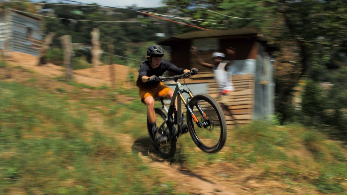 Watch <a href="/sharjahjonsson/">Sharjah Jonsson</a> explore the footpaths of the Ekukhanyeni township on the other side of the hill from his home trails Giba Gorge with the support of the community 👇

forum.bikehub.co.za/articles/stoke…