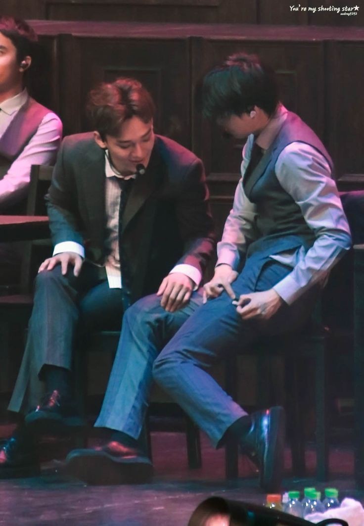 withexobyexo's tweet photo. 🐻 hyung, look my pants side got ripped and hole is so big!
⚡: Show me
 (only dae got the privilege to look through the hole🤤)
#CHENKAI #JONGBROS #CHEN #KAI https://t.co/SDkEbj6V4E