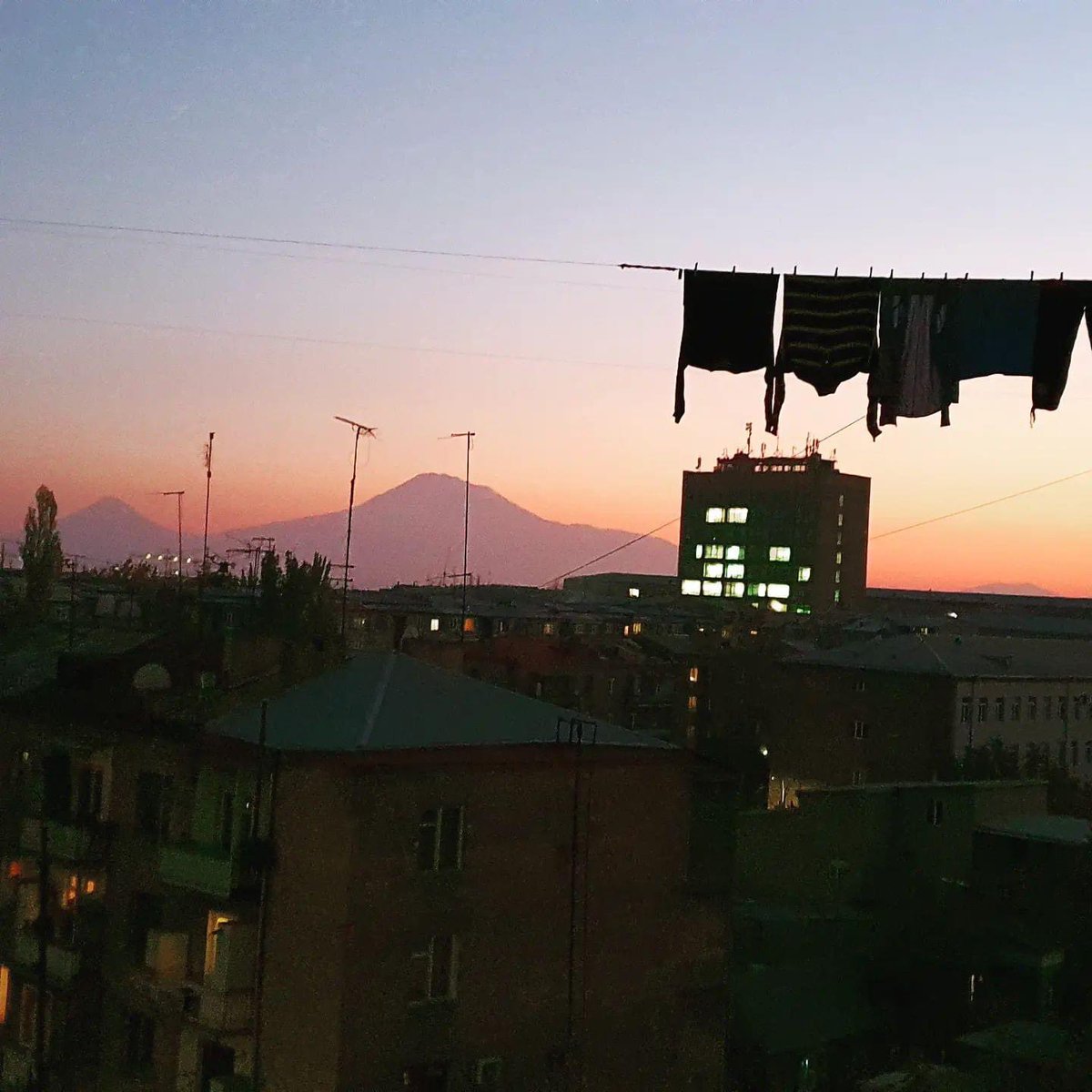 Сразу две культурные особенности страны на одном снимке