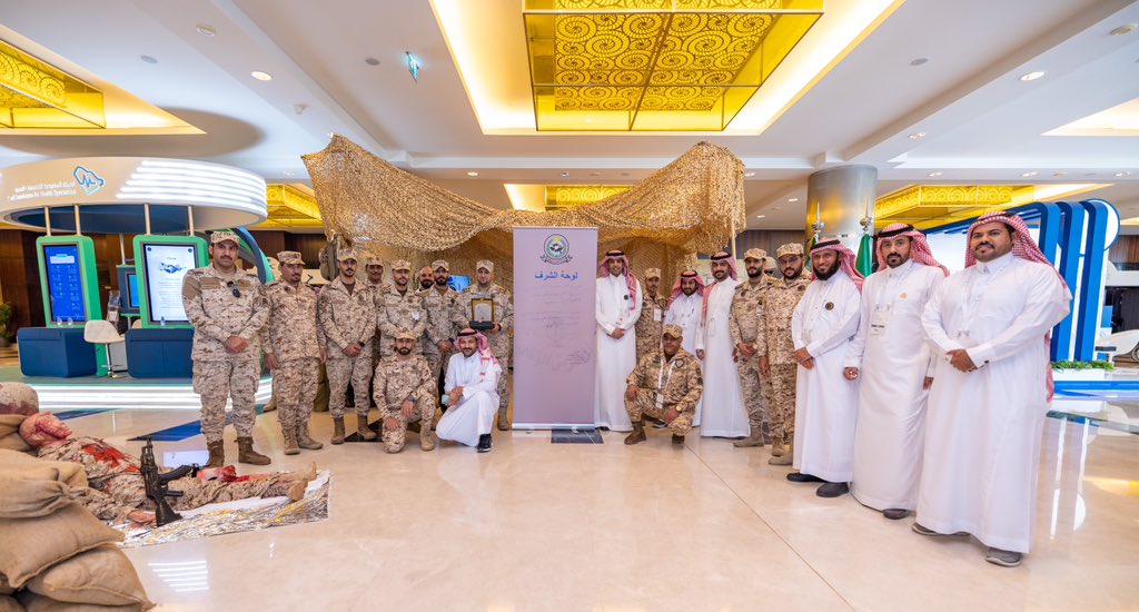 مدير عام الشؤون الاكاديمية والتدريب بوزارة الصحة رئيس اللجنة المنظمة للمؤتمر السعودي الخامس للمحاكاة الصحية
الاستاذ / أحمد بن حمد الفهيد 
خلال تكريمه خلال تكريمه فريق الطب العسكري الميداني بوزارة الحرس الوطني لمشاركتهم كشركاء نجاح في المعرض المصاحب للمؤتمر #موتمر_المحاكاه_٢٠٢٢