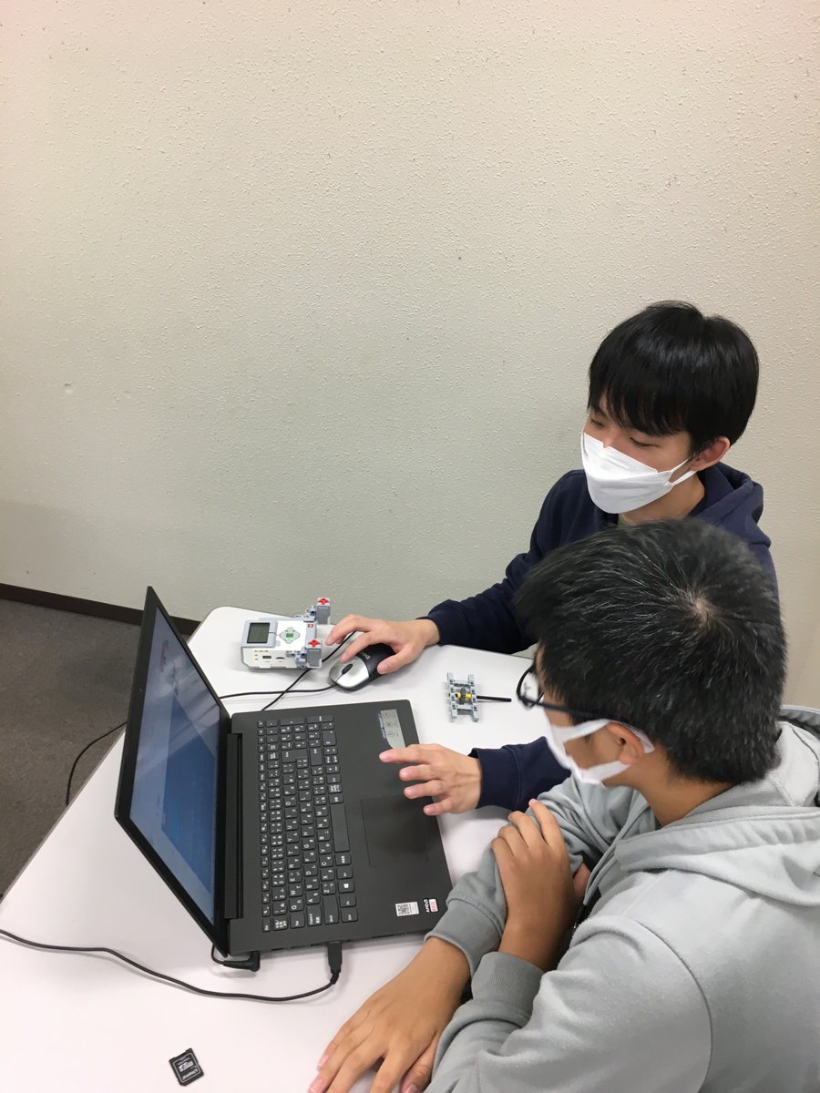 platinum_nwk's tweet photo. 【プラチナ未来スクール ロボット教室 長崎大学教室 WROクラス Ⅰ No.009】
虫ロボットの案出し中!昆虫らしい動きや餌やり機能をどう実装していくのかが課題です。
#ロボット教室 #プラチナ未来スクール #プラチナ社会 #プラチナ構想ネットワーク #小宮山宏 #pnw #人財育成 #人材育成 #BeyondSDGs https://t.co/84ezIGe1qs