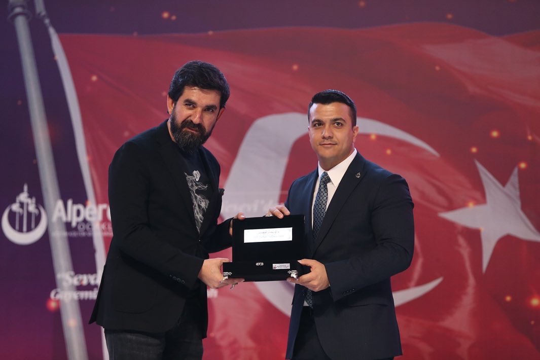 Samet_Bagci's tweet photo. Programımızda bizleri yalnız bırakmayıp çok güzel eserlerle gönüllerimizi bir kez daha fetheden; ülkemizin değerli sesleri Esat Kabaklı, Ozan Erhan Çerkezoğlu, Serdar Tuncer ve Azerin’e bir kere daha teşekkürlerimi sunuyorum. 

@Yaziyor 
@estkbkli 
@erhancerkezoglu 
@Azerin_ https://t.co/vT0ZKrwDtB