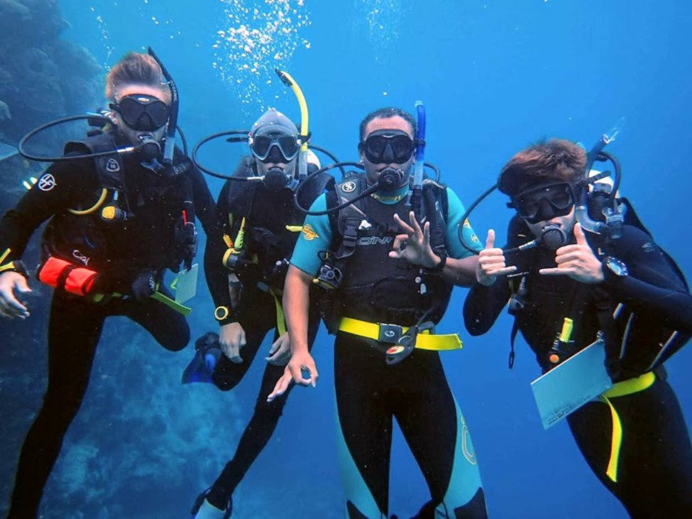 Gabriel Mara
■Home: Fiji🇫🇯
■Background: Scylla Serrata survivability and interaction, coral reef health and ecosystem interaction🦀🦈
■The Voyage: An invaluable experience in the Pacific to see the challenges faced there and appreciate the region's richness in all its aspects.