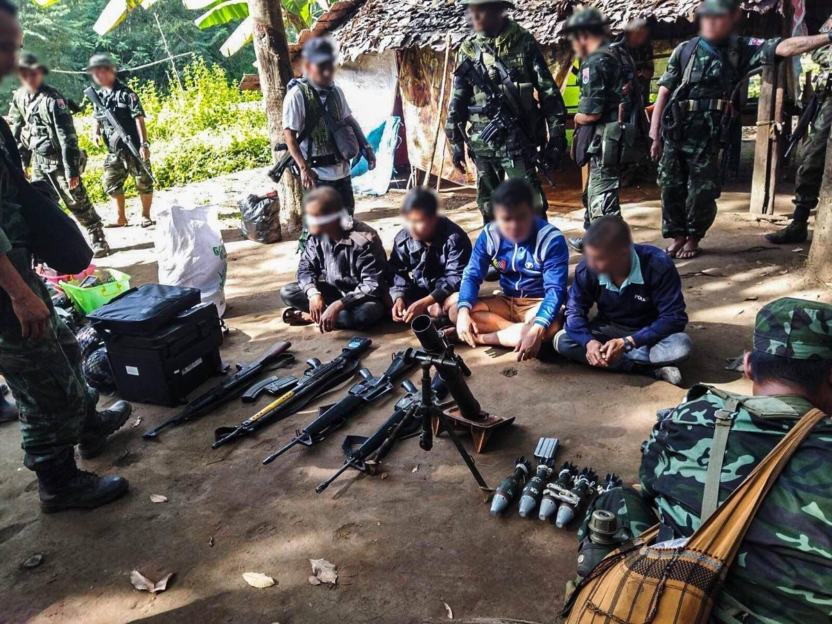 mod_nug's tweet photo. Jointly attacked by the #KNLA and #PDF Mon State, Kyomaro Township, the Chaok Na Kho police station was raided. Three people were killed during the battle, including the police chief, two ran away, four surrendered, and weapons were seized. #WhatsHappeningInMyanmar #MODMyanmar https://t.co/R00zmU4aFt