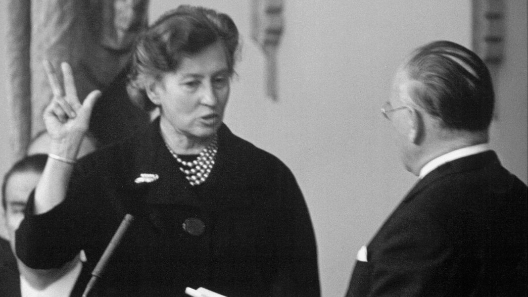 HeikeSpecht's tweet photo. „In diesen Kreisen sind auch Sie ein Herr“, entgegnete Adenauer auf Elisabeth Schwarzhaupts Wunsch, Ministerin genannt zu werden. 
Schwarzhaupt übernahm heute vor 61 Jahren als erste Frau in der Bundesrepublik ein Bundesministerium. Und zwar erst nach einem Sitzstreik der
1/2 https://t.co/GwXXzC9FCB