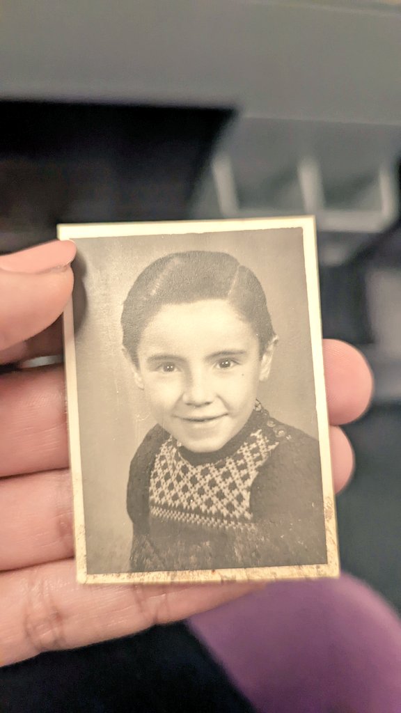 👋 Salut Twitter Une jeune femme a fait tomber des photos de famille après les avoir longuement 👀 lors de son voyage, le 13/11 - TGV 2239 départ de Lyon 18h06 elle est descendue à #Toulon, assise voiture 18 place 76. On tente de la retrouver ? 🔄