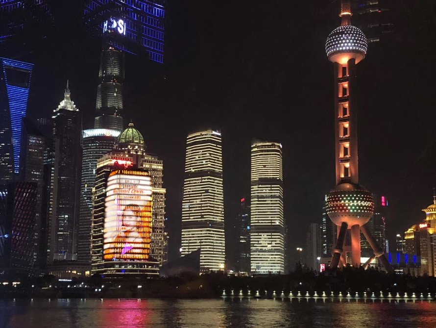 aucshow_CN's tweet photo. 🔸中国媒体新闻🔸

📌 上海地标LED屏
👉把广告展示在整个建筑的外壁
👉传播区域呈放射状，规模震撼、吸睛、
👉行人、周边酒店、住宅、写字楼等 展示于多数人群

通过AUCSHOW可以在世界各地🌏 投放广告👏🏻

✅请通过主页链接了解更多内容！

#상하이 #와이탄 #上海外滩 
#ooh #globalmarketing #waitan https://t.co/3CvvBrxXyZ