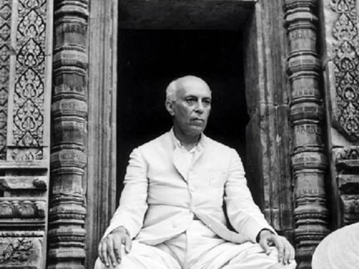 ShashiTharoor's tweet photo. Performed pushparchana before the portrait of Jawaharlal Nehru ji in the Central Hall of Parliament this morning, along w/Speaker @ombirlakota, Smt Sonia Gandhi, M. @kharge &amp;fifteen @INCIndia leaders. No Central Minister or other BJP notable was present. Bipartisanship extinct!? https://t.co/I8htZshF6s