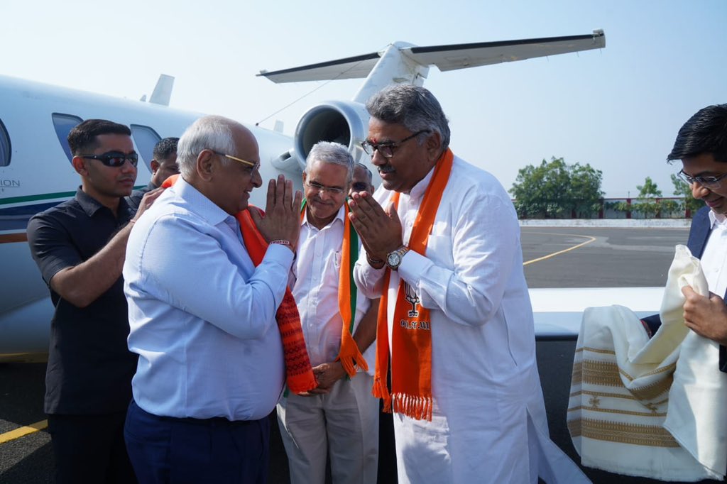 aniruddhdavebjp's tweet photo. કચ્છની પવિત્ર ભુમી મુન્દ્રા મધ્યે પધારેલા ગુજરાતના જનપ્રિય મુખ્યમંત્રી શ્રી @Bhupendrapbjp જી નું પુષ્પગુચ્છ અને કચ્છી સાલ વડે બહુમાન કર્યું… https://t.co/RgqudGHtBb