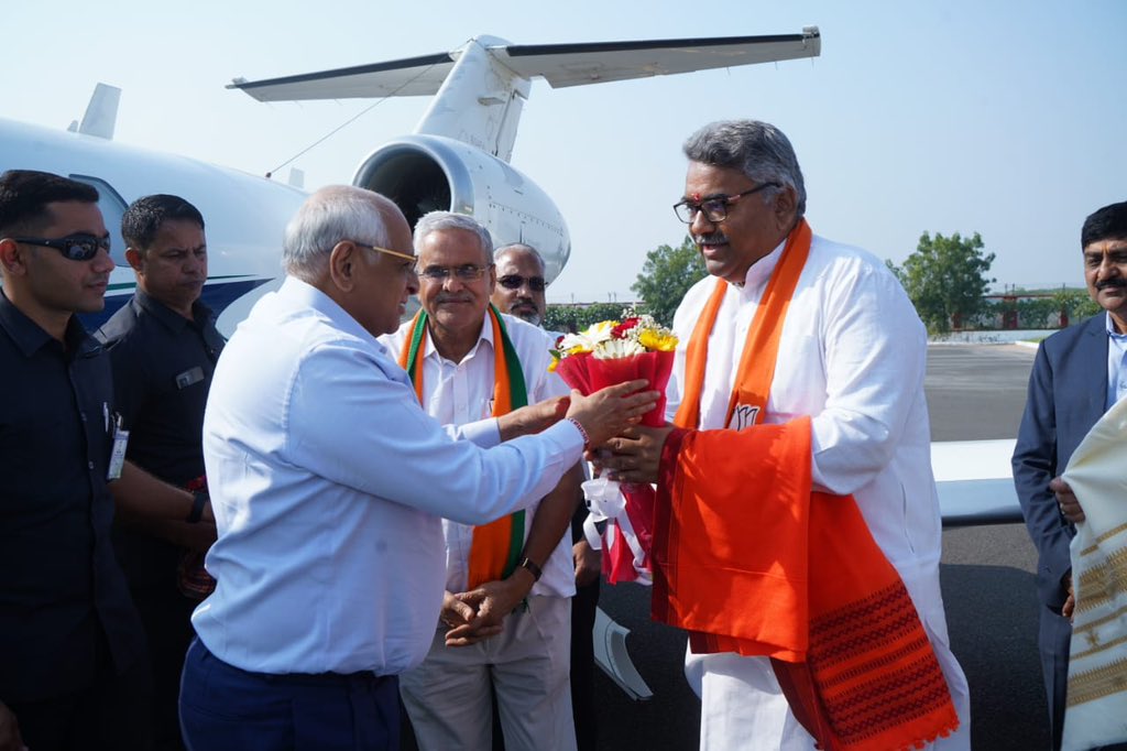 aniruddhdavebjp's tweet photo. કચ્છની પવિત્ર ભુમી મુન્દ્રા મધ્યે પધારેલા ગુજરાતના જનપ્રિય મુખ્યમંત્રી શ્રી @Bhupendrapbjp જી નું પુષ્પગુચ્છ અને કચ્છી સાલ વડે બહુમાન કર્યું… https://t.co/RgqudGHtBb