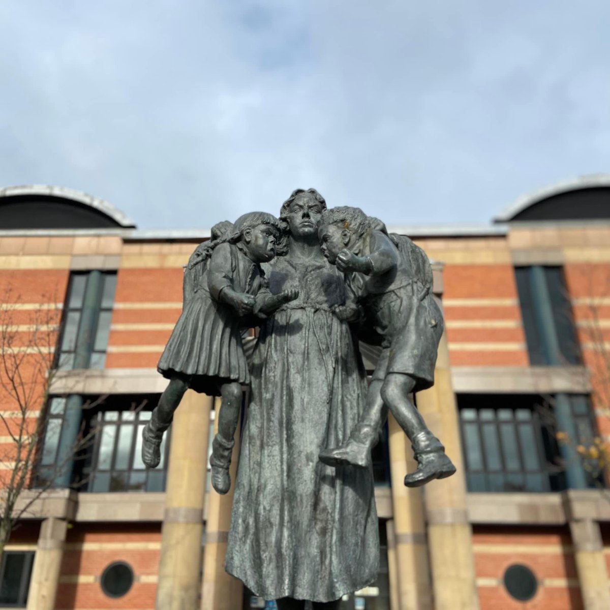 Few will know her name but Carol Ibbeson may be the only woman on Teesside with a statue. She’s the wife of artist Graham Ibbeson & appeared in 2 Middlesbrough statues. The fibreglass Shopper & Child, which once stood on Linthorpe Rd, & Scales of Justice outside the law courts.