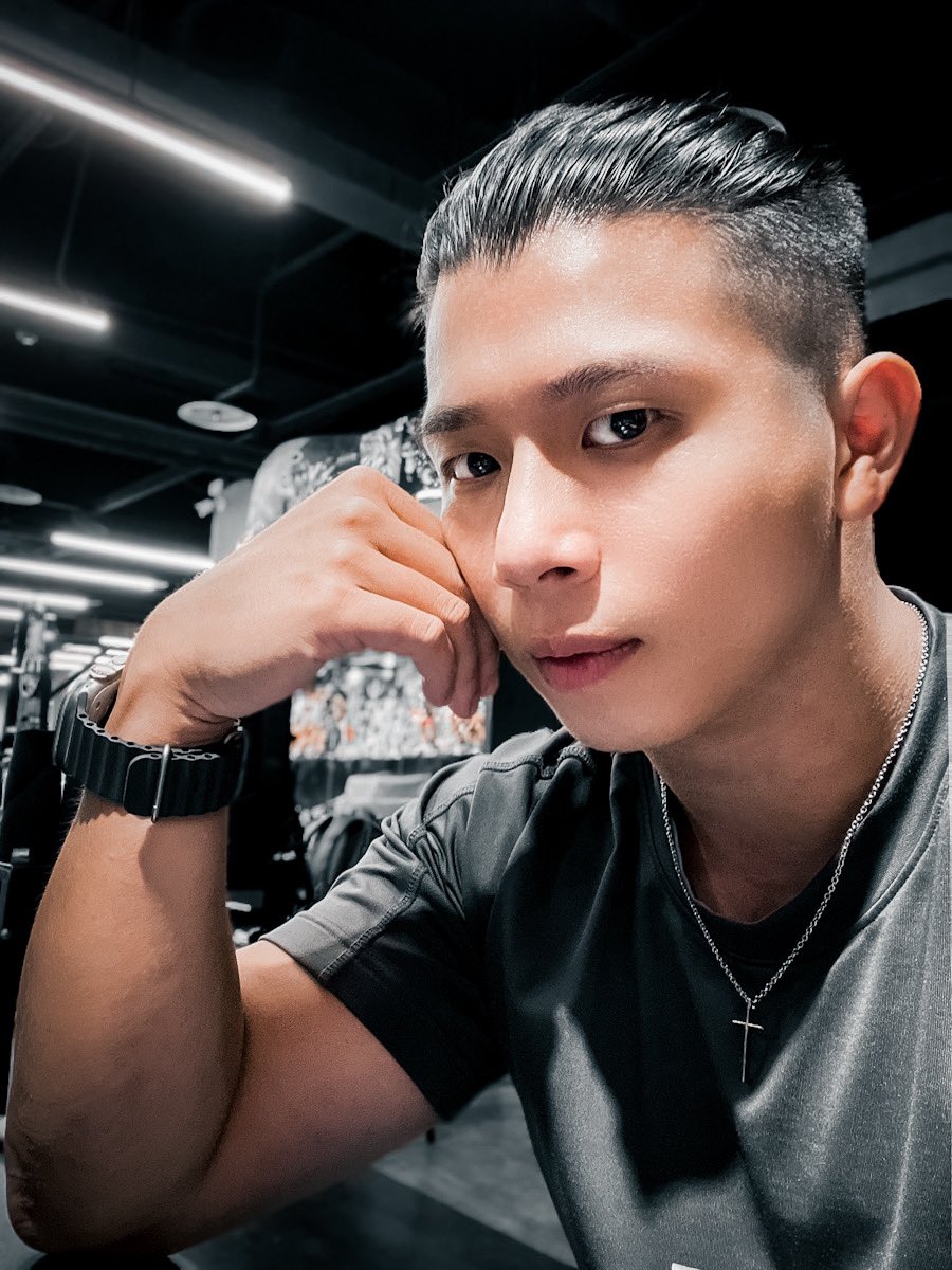 最後還是受不了剪短了
回歸梳油頭的日子～

最近盜案頻傳
大家如果有貴重的NFT或大量資金真的要妥善保管
在web3資產與常用操作錢包真的要分開來
辛辛苦苦掙了那麼多錢
打個土狗就被狗劫了怎麼想都不划算對吧！

希望大家平平安安快快樂樂賺大錢❤️