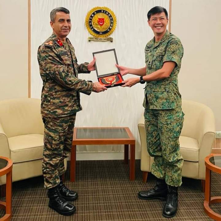 indian_forces01's tweet photo. 14 वीं सेना से सेना स्टाफ वार्ता #AAST #SingaporeArmy और #IndianArmy के बीच #Singapore में 09-11 नवंबर 22 तक आयोजित की गई थी । #AAST ने संयुक्त अभ्यास , द्विपक्षीय प्रशिक्षण पर ध्यान केंद्रित किया और दोनों सेनाओं के बीच #DefenceCoperation को बढ़ाने के लिए एक रोडमैप तैयार किया । https://t.co/0xu9YZun39
