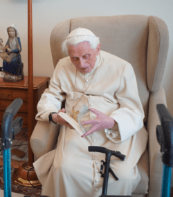 gaudiumeng's tweet photo. Peter Seewald: 'Benedict XVI Suffers from Church’s Current Situation'
For Seewald, Benedict XVI is an authentic man, because he says and does what he thinks.
Newsroom (29/10/2022 2:55 PM, ...
https://t.co/J4JWD3zK1z
#Newsdeskinbox #Rome
#Asia #Bened... https://t.co/AeqTYb9ByL