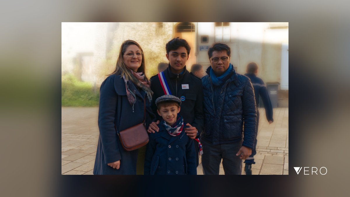 Famille 
#Happiness #GroupOfPeople #Portrait #Togetherness #Standing #People #Architecture vero.co/tiko37/w-tcf1f…