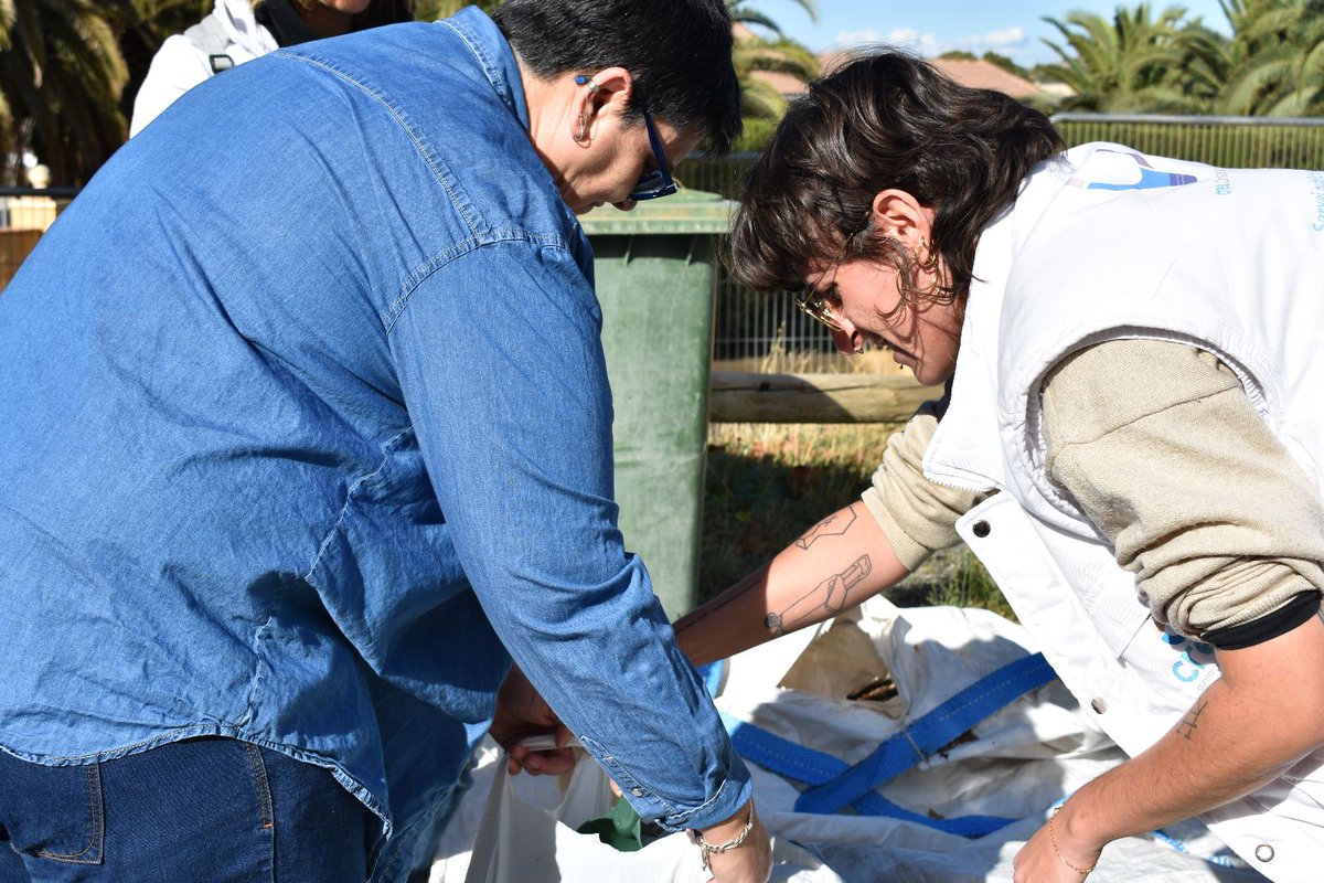 consorcio_crea's tweet photo. 🟫 La isla de compostaje comunitario de la Avenida Hispanoamérica de Petrer ha generado un tercer lote de compost de 70 kg, que se ha repartido entre los usuarios de la isla y el personal de parques y jardines. #CompostajeComunitario #CREAmosCompost #CREAmosFuturo @culturapetrer https://t.co/uO0ZPbiat1