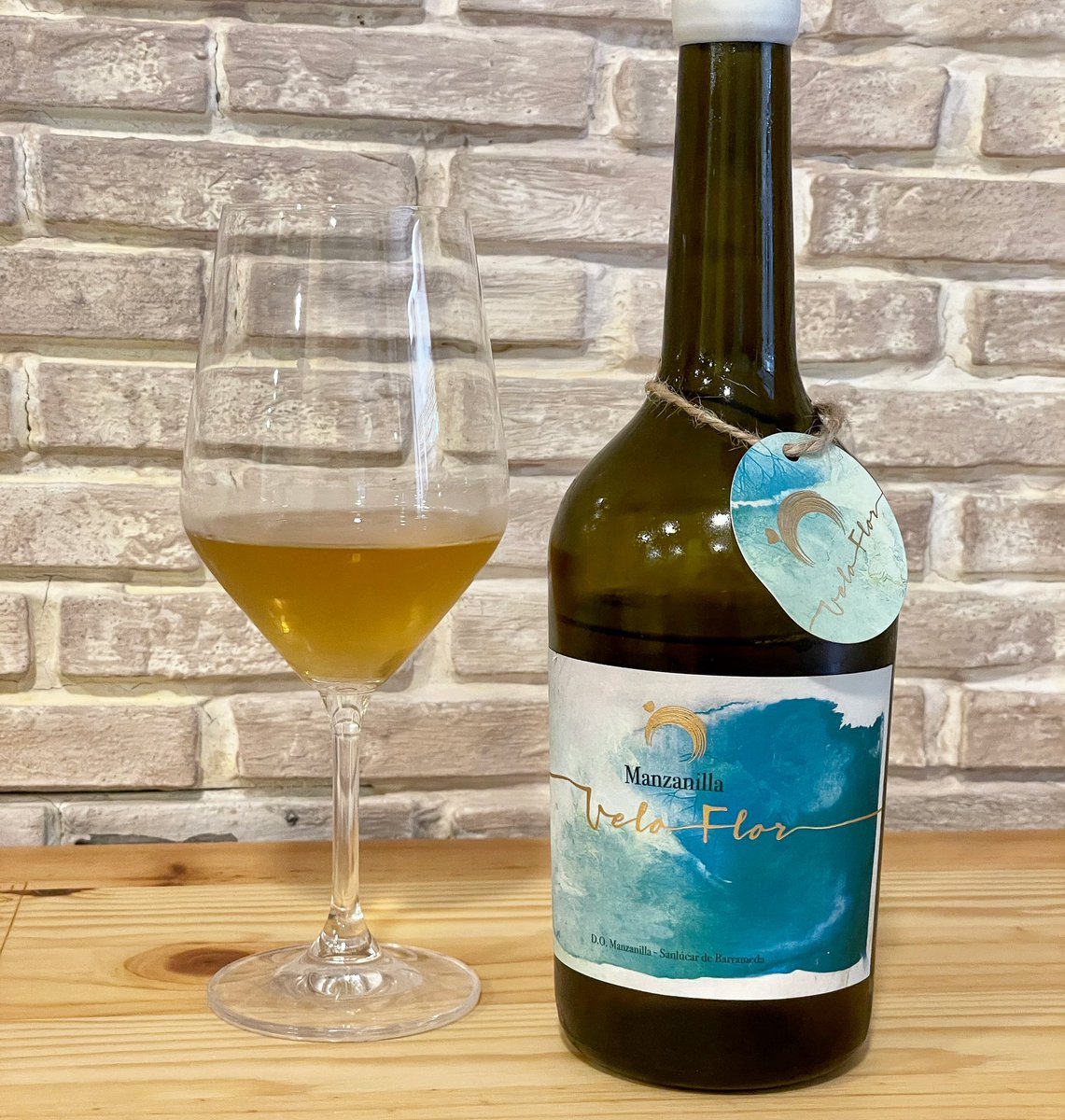 Shawn Hennessey ☀️🍷 (@sevillatapas) on Twitter photo It’s #ManzanillaMonday! 🥂
With magnificent Velo Flor by <a href="/asencioalonso/">Bodegas ALONSO</a> at Fromages de Fermiers #sevilla #sherry #sherrylover #manzanilla #seville #spain It’s #ManzanillaMonday! 🥂
With magnificent Velo Flor by <a href="/asencioalonso/">Bodegas ALONSO</a> at Fromages de Fermiers #sevilla #sherry #sherrylover #manzanilla #seville #spain