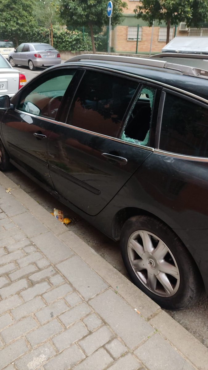B_Contadores_'s tweet photo. Oleada de robos y vandalismo en Distrito Cerro Amate, esta situación es insostenible. Señor Alcalde @antoniomunozsev, le invitamos a visitar el barrio de Contadores y Romeria para que conozca de primera mano los problemas de seguridad que vivimos. El @PPCerroAmate ya lo ha hecho https://t.co/jJx50nvyIv