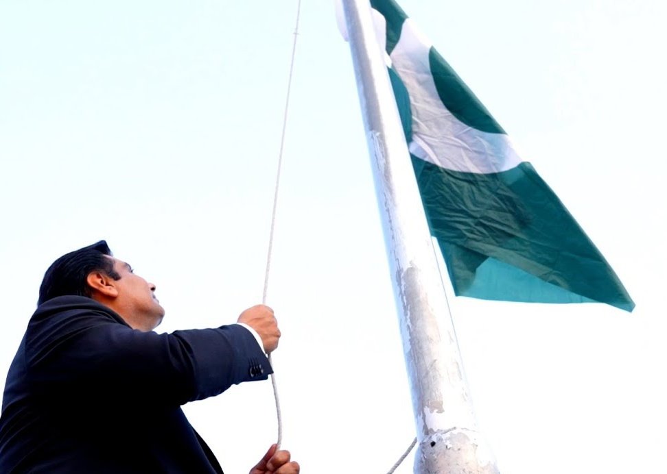 iamnasohail's tweet photo. میں واپس آوں گا 
یا تو سبز ہلالی پرچم اٹھا کر
یا سبز ہلالی پرچم میں لپٹ کر
#ArshadSharif 
Day 21 Without Him 😭❤️
@javerias https://t.co/p29NPVwXl4