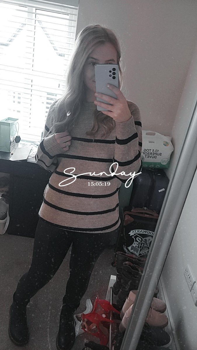Rachb93's tweet photo. jumper season is the best season ✌️ https://t.co/aF59LTOBX1
