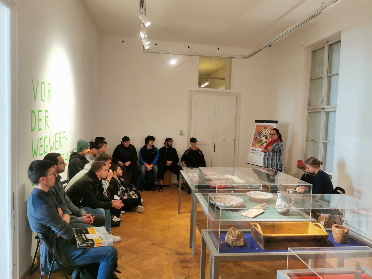 RecyclingHeroAT's tweet photo. Die 2. Klasse der Berufsschule für Maschinen-, Fertigungstechnik und Elektronik hat im Rahmen unseres Projekts das re:pair FESTIVAL im Volkskundemuseum besucht. Die Exkursion schaffte einen Blick auf machbare Recyclingmöglichkeiten und schonenden Umgang mit unseren Resourcen. https://t.co/seYTagoh1R